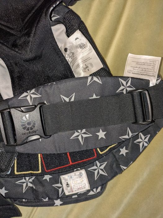Marsupiu Ergobaby Omni 360 Cool air - Black stars