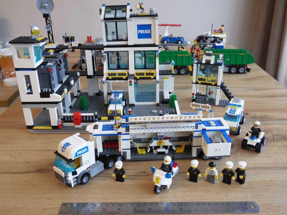 Lego 7744 и 7743 Полицейски участък и камион Лего