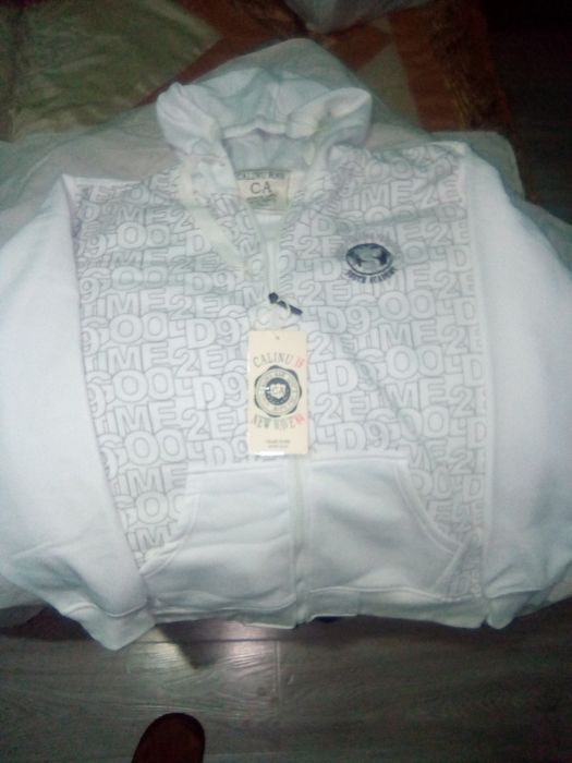 Ветровка с капюшоном.