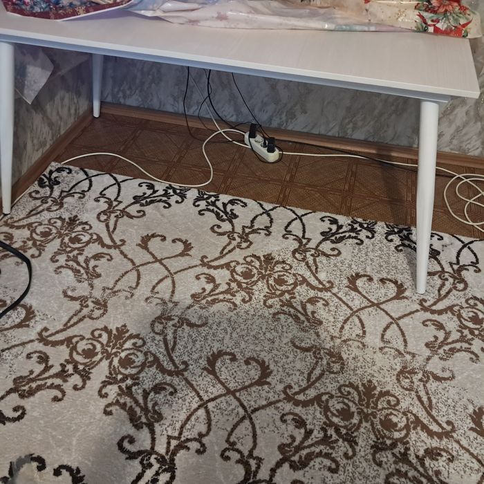 Продам стол белый