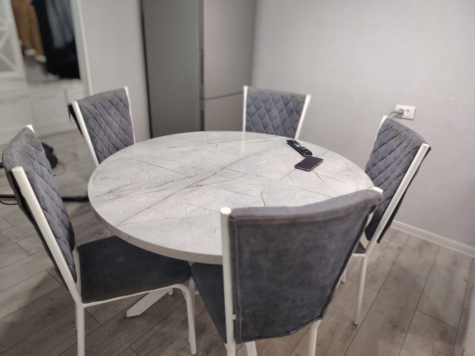 Продается стол со стулями