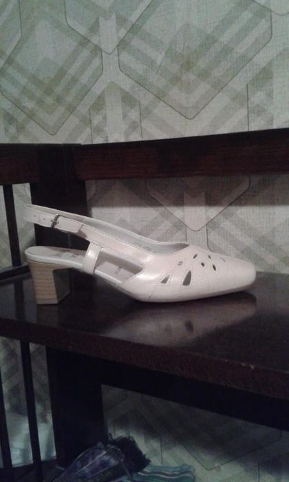 Vand sandale noi din piele,marca ARA marimea 37