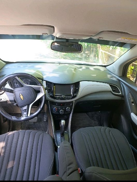 Trecker 1 premer avtomat kraska tozza orqa bagajda 1 qarich petno bor
