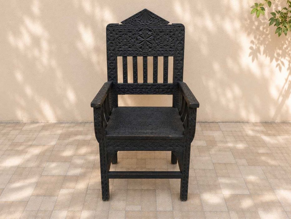 Set mobilier sculptat manual în stil neo-românesc / tradițional românesc