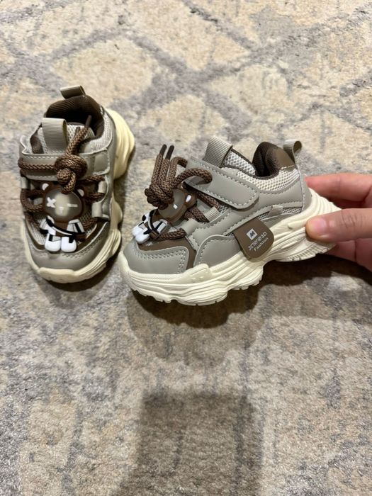 Продам кроссовки новый