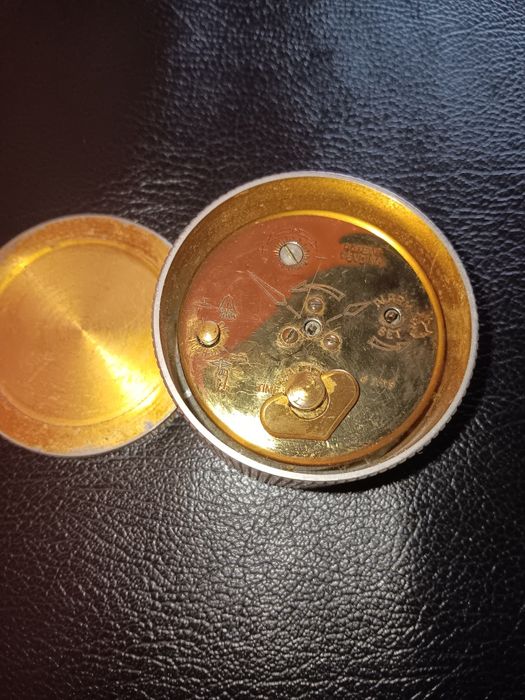 Настолен часовник метален корпус