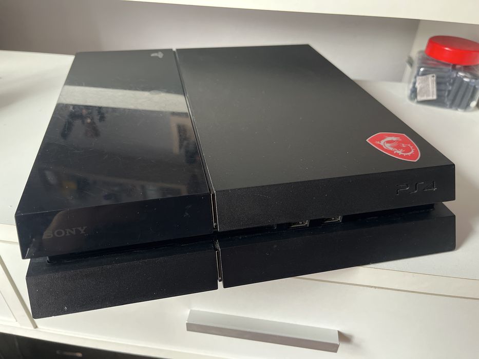 PS4 original + 2 manete una cu husa + 8 jocuri