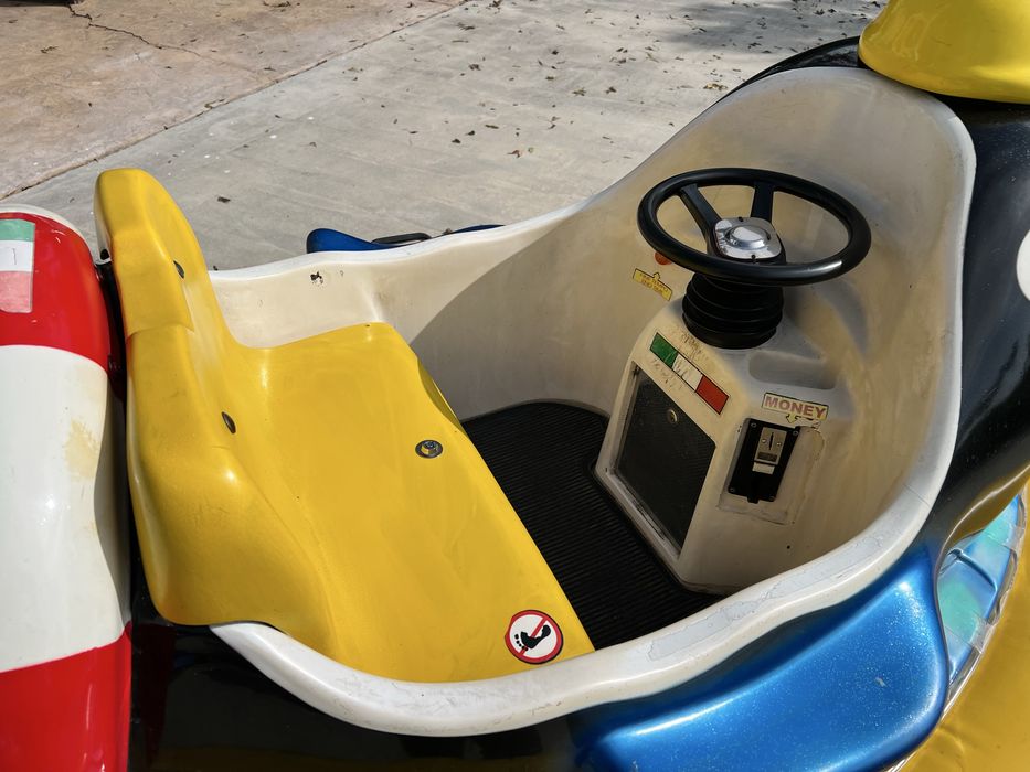 Атракцион: “Блъскащи се лодки”