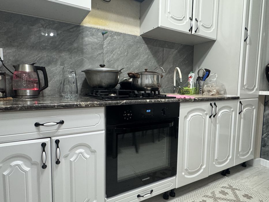 Кухонная мебель, белые шкафы