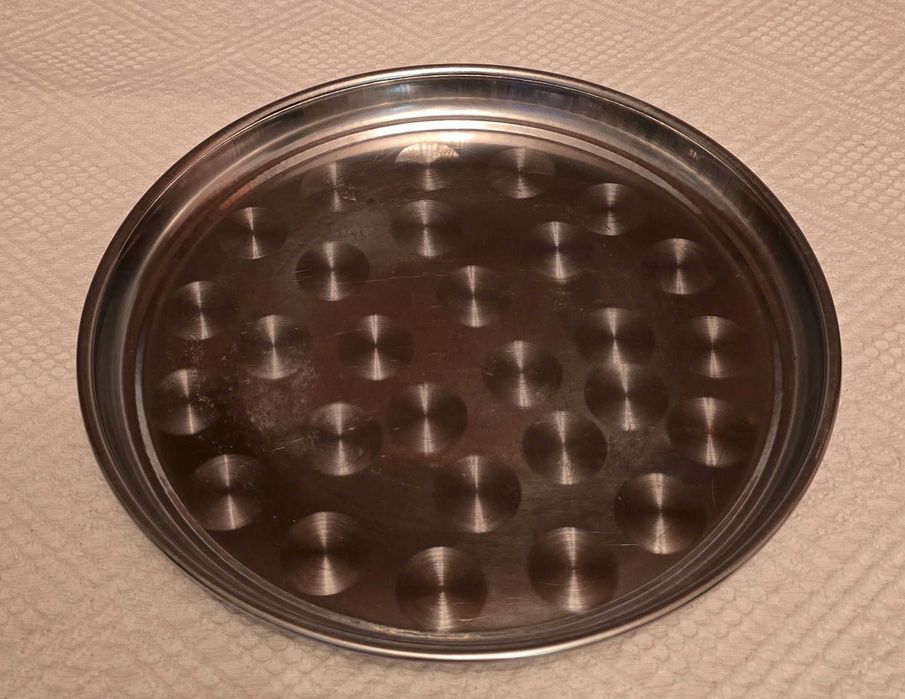 Platou cu farfurii de dulceață și ustensile de bucătărie