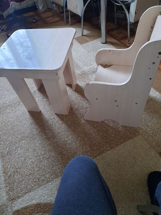 Стол  и стулья для ребенка