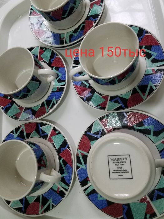 Чайный сервиз, чашки, чайник, десертные тарелки.