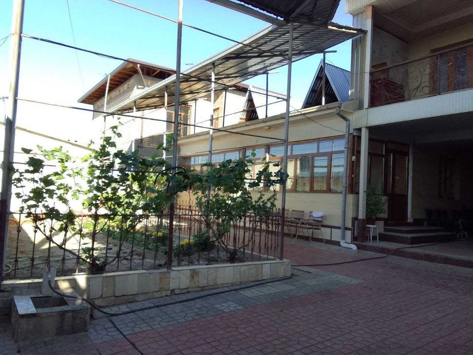 8.5 sotix hovli sotiladi. Tarnov ko'chasi yo'lli yuzida joylashgan