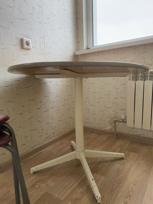 Стол с табуретками