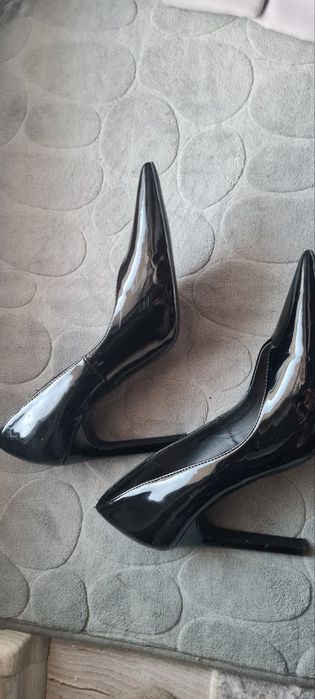 Обувки в много добро състояние и нови 37 номер с висок ток
