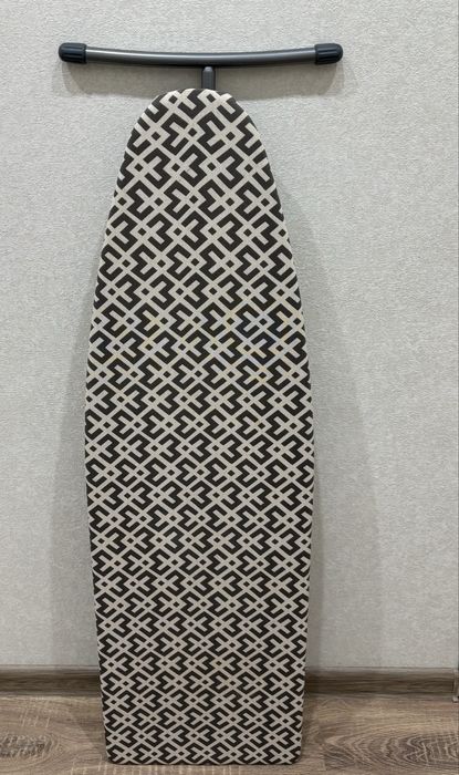 Утюг и гладильная доска