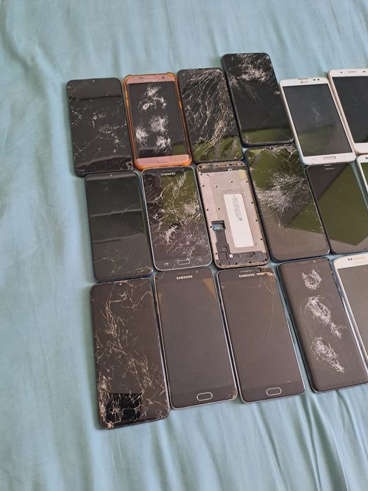 Vand lot 21 de telefoane defecte
