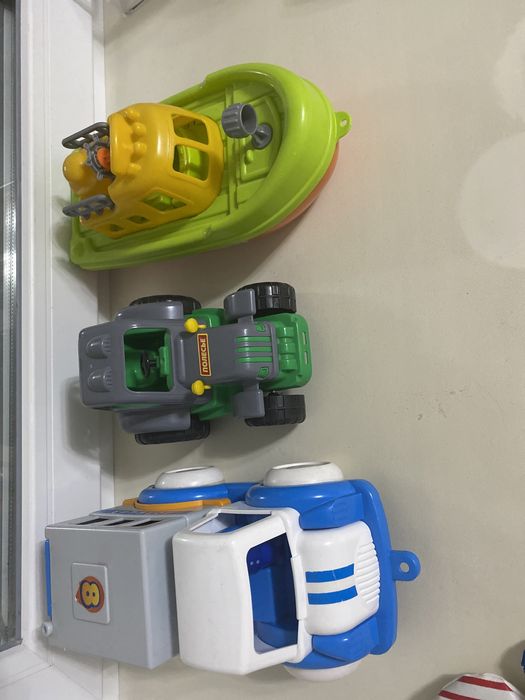 Машинки, детская груша и маска