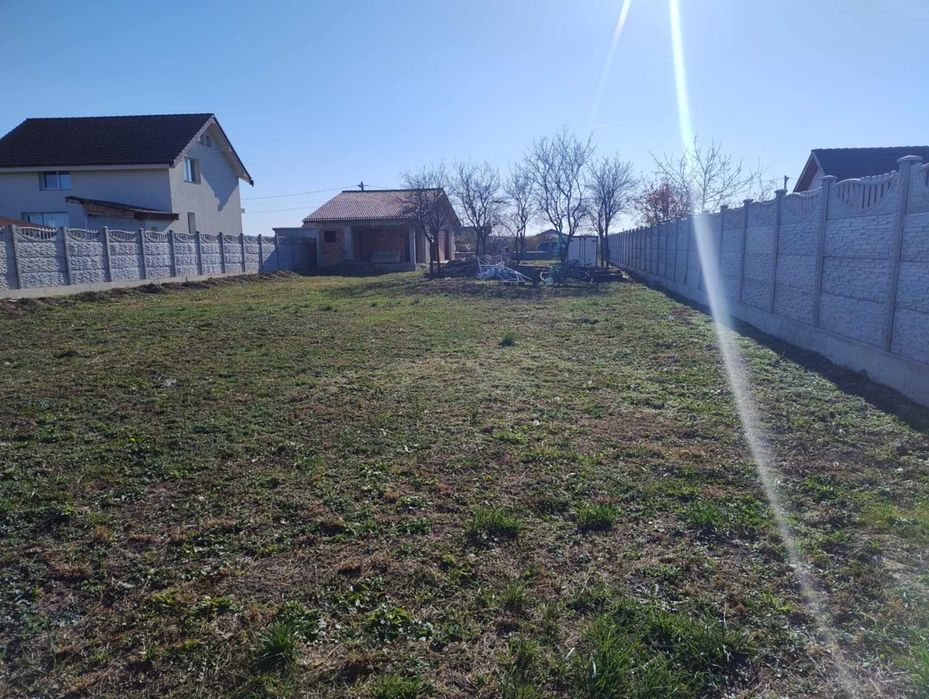 Casa rosu, teren 6000 mp intravilan