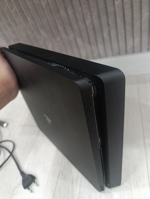 Playstation 4 Slim / Плестейшен 4 слим