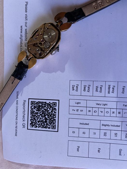 Швейцарски часовник с естествени диаманти 0.067CT