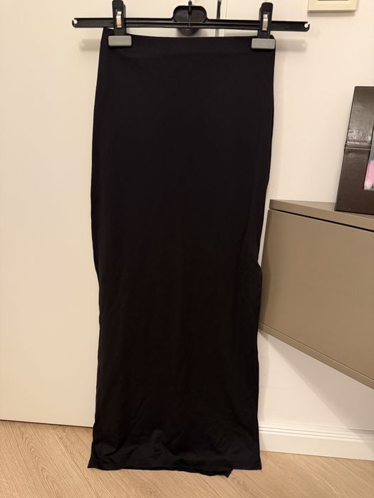 Черна дълга пола Bershka XS с цепка