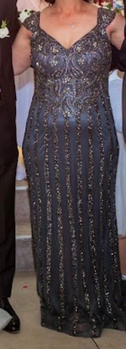 Продавам дълга официална рокля