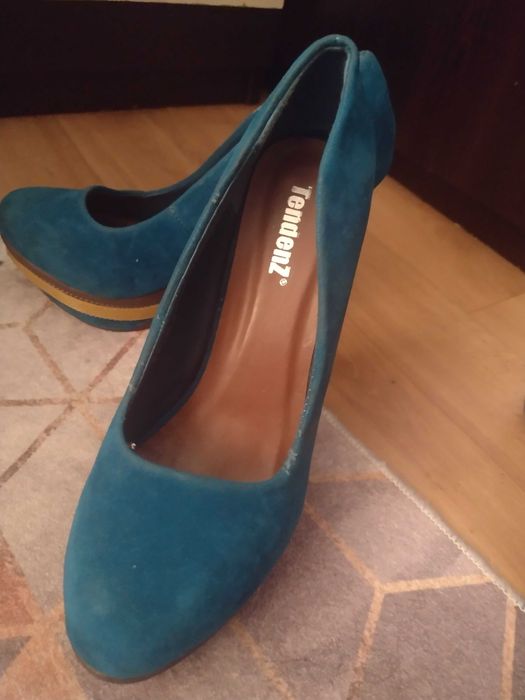 Елегантни дамски обувки на висок ток