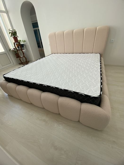 Кровать двуспальная с подъемным механизмом