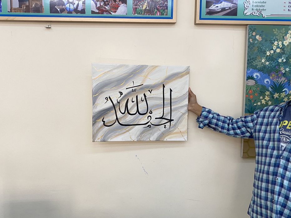 Rasm sotiladi kachestvniy akrilda chizilgan