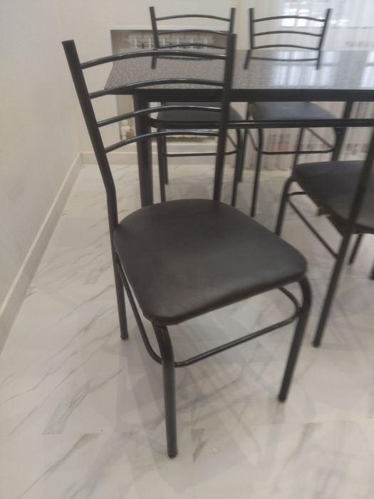 Кухонный стол с четырьмя стульями 870.000