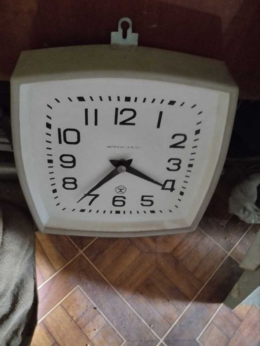 Часы, лампа, календарь