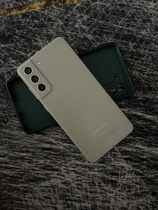 Самсунг S21 FE.