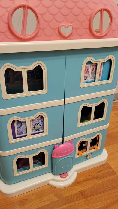 Casuta Gabby's Dollhouse originala de jucarie canta, cu 3 camere amenajate lift include papusa Briosel, Matisor, Bebe Cutiuta Pernmat, Dj Mat Pisirena