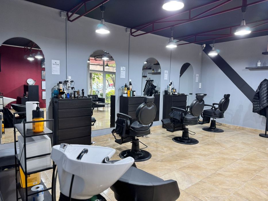 Vând scaun BarberShop și scafa
