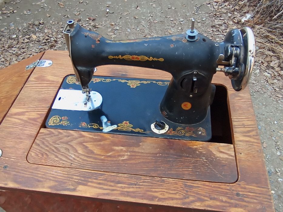 Tikuv mashinasi oyoqda ishlaydigan