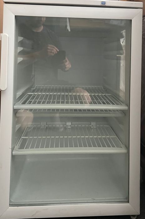 Vând Vitrina frigorifica Arctic V145, 130 l,