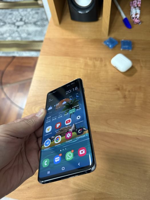 Продам смартфон Samsung Galaxy S10
