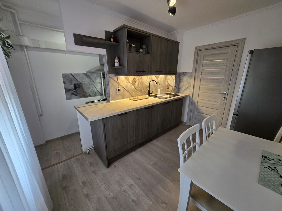 Apartament 2 camere decomandat – central, Mizil | Renovare completă | Mobilat și utilat