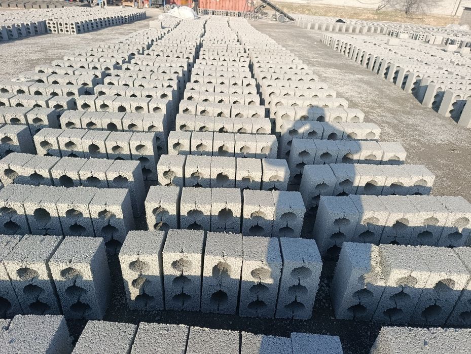 Шлакаблок прадаётся