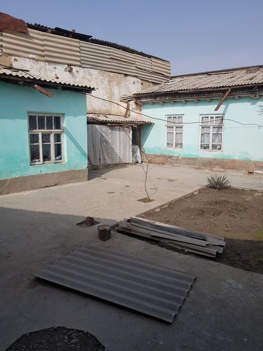 Каттакургон марказида ховли сотилади.