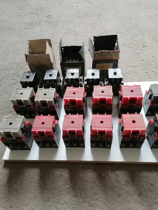 Vând contactori 63A