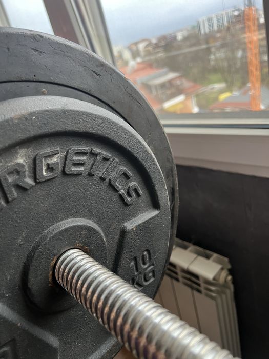 Фитнес лежанка Bench900 с 45кг дискове на нея , стойки за клек-лост