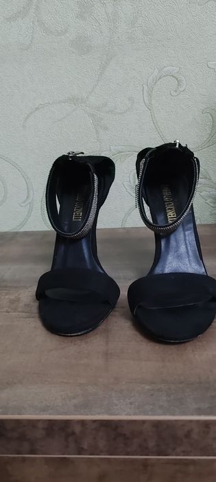Продам босоножки