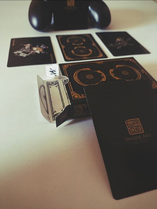 Карти за игра и колекция (дизайнерски)