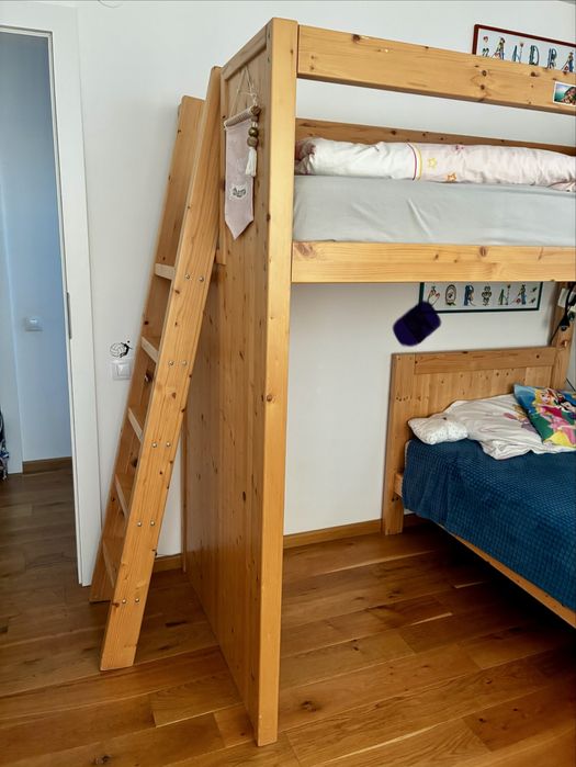 Pat suprapus pe colt copii