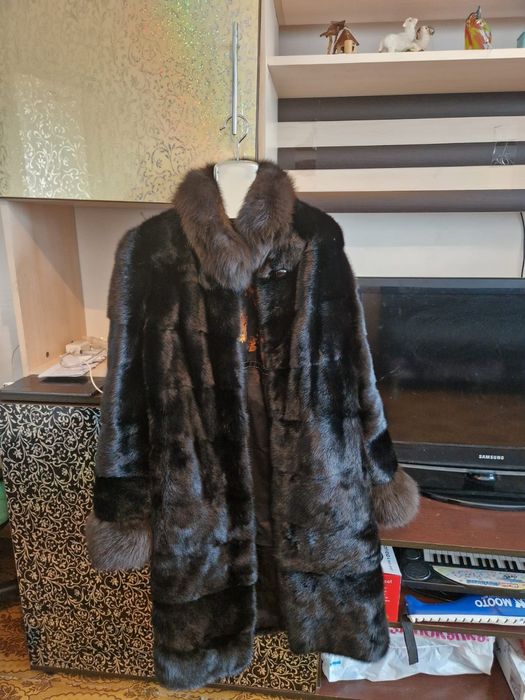 Шуба норковая с воротником куницы