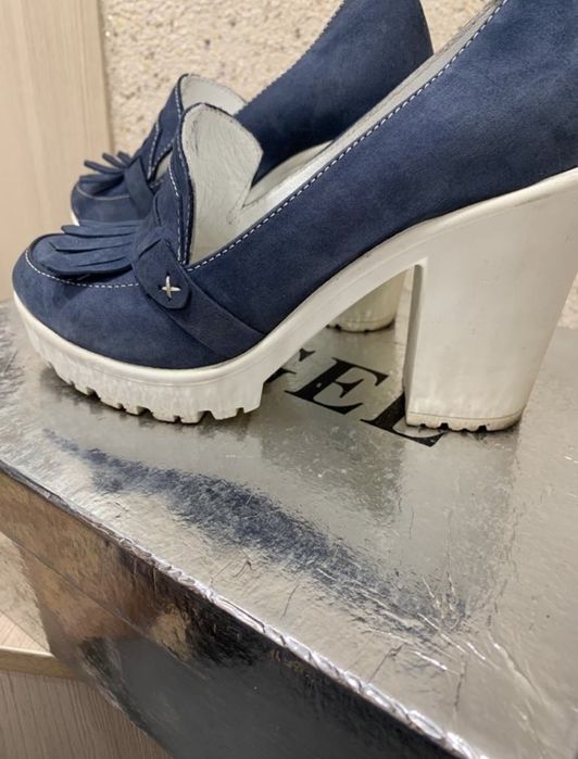 Лоферы на каблуке