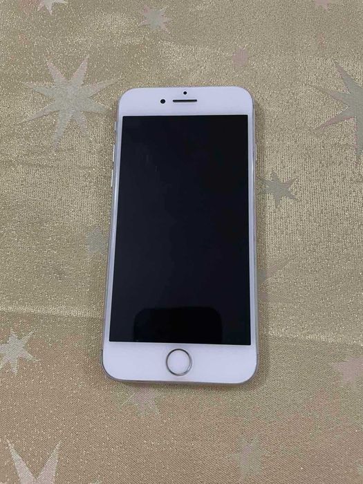 Продавам IPhone 8.