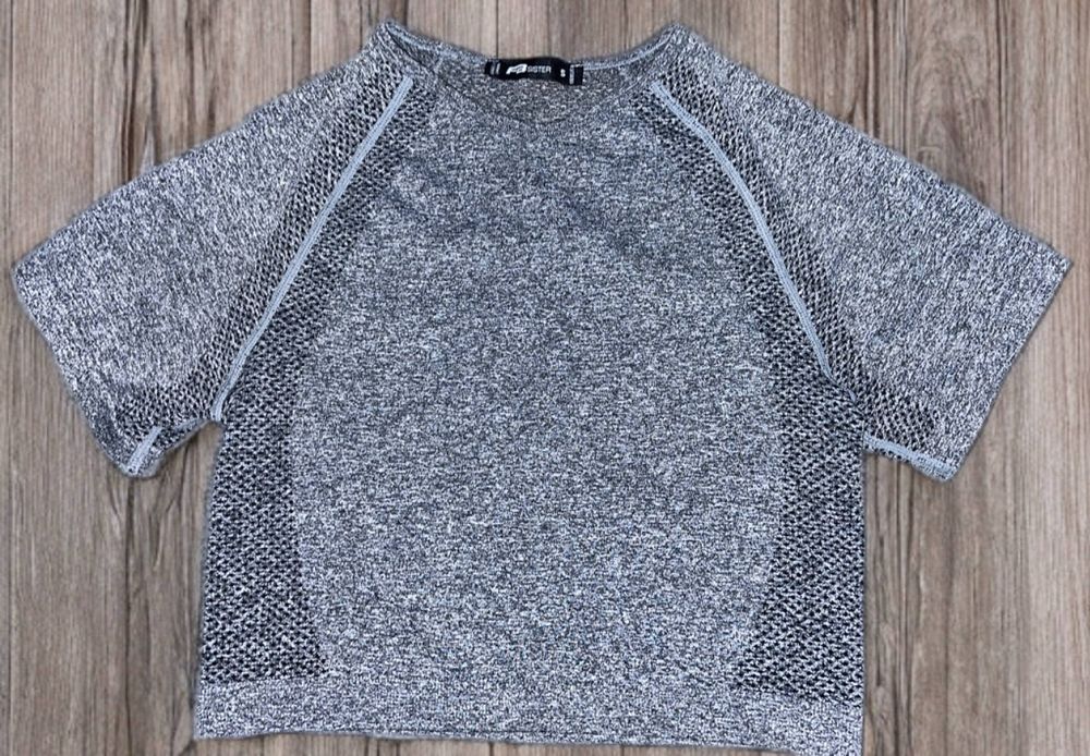 Спортивный серый топ